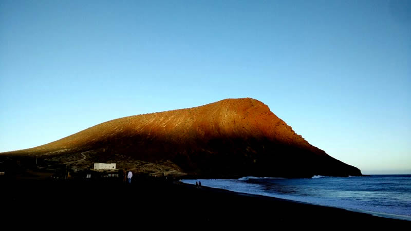 atardecer montaña roja